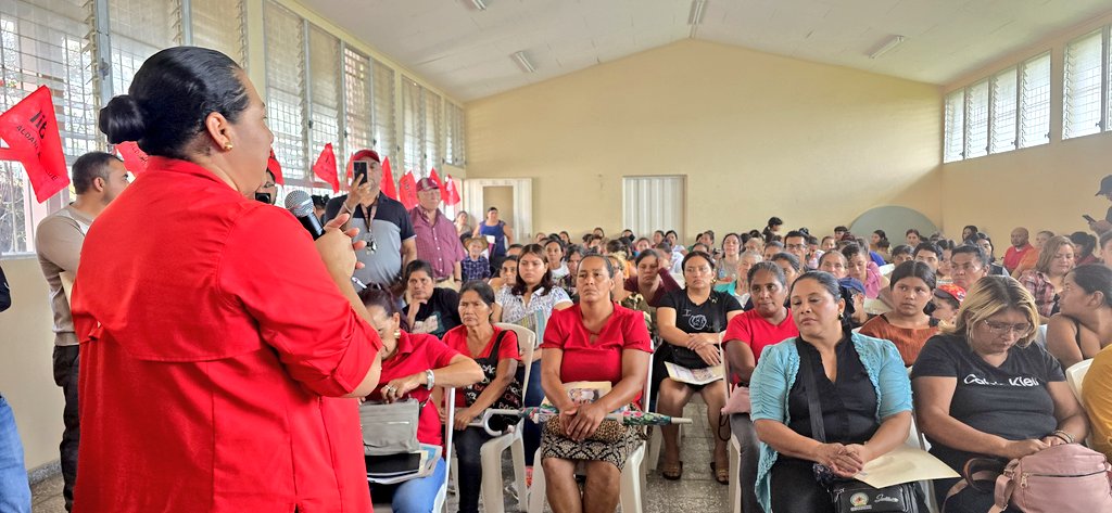 Agradecidos con la dirigencia del <a href="/PartidoLibre/">Partido Libre</a> de la Col. Arciery, T9, por el conversatorio, análisis de coyuntura y posicionamiento frente a la coyuntura política. #SomosResistencia

#RixiPresidenta
#AldanaAlcalde
#RRR
