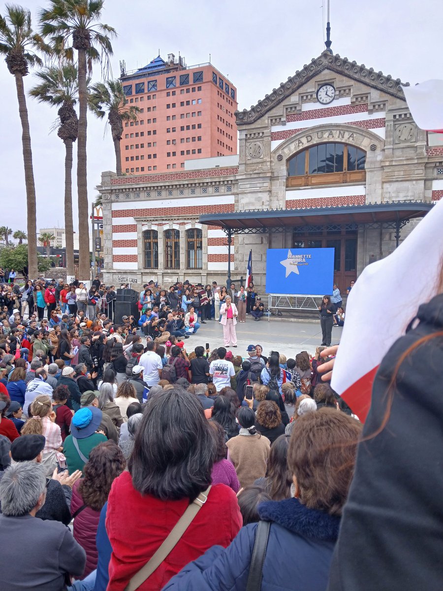 Por fin tuvimos a <a href="/jeannette_jara/">Jeannette Jara Román</a> en nuestra Arica. Tiene un aura magnético. #YoVotoJara