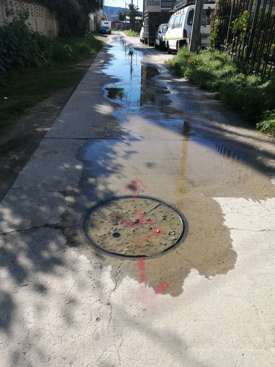 Camara rebalsando en pasaje lambert de #villaalemana, hay niños pequeños y el olor es insoportable e insalubre <a href="/_ESVAL/">_ESVAL</a> <a href="/SISS_CHILE/">SISS</a>