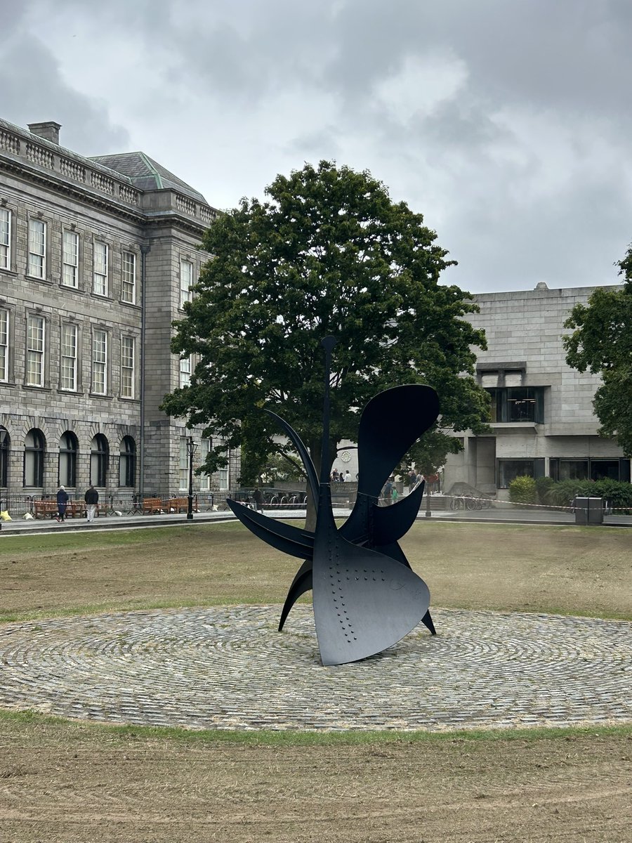 Al Trinity College passejant entre arquitectura clàssica i escultures contemporànies: la gran esfera metàl·lica de Pomodoro i el Cactus provisoire de Calder.

#TrinityCollege #SphereWithinSphere #Calder #ArtContemporani #Dublin #Irlanda