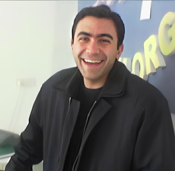 #روز_پزشک منو یاد پزشک باشرف تبریزی، زنده‌یاد رامین پوراندرجانی میاندازه.
سرباز بود ولی زیر بار حرف زور نرفت. گزارش دروغ مننژیت که رادان و مرتضوی خواسته بودند رو ارائه نکرد. و شهادت داد که کشته‌های #کهریزک بر اثر شکنجه جان خودشون از دست دادن.
سرانجام هم بدست دجالان رژیم کشته شد.