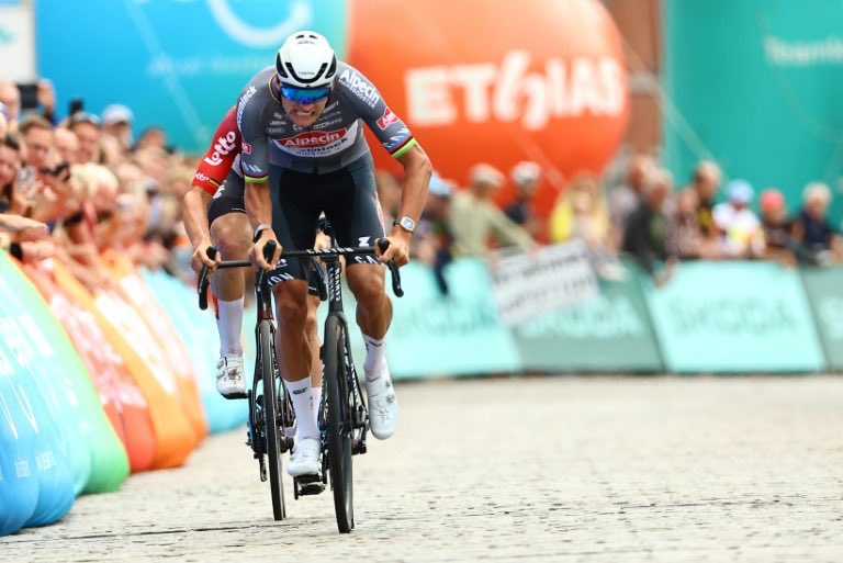 Renewi Tour 🇧🇪Etapa 5:

⭐⭐⭐⭐ MVDP
⭐⭐⭐De Lie, Wellens, Magnier, Stuyven, Bettiol
⭐⭐ Van Gils, Del Grosso, Vacek, Nys, Laurance, Mohorič
⭐ Kooij, Merlier, Ballerini, Bittner, Girmay, Wright, Albanese

#RenewiTour