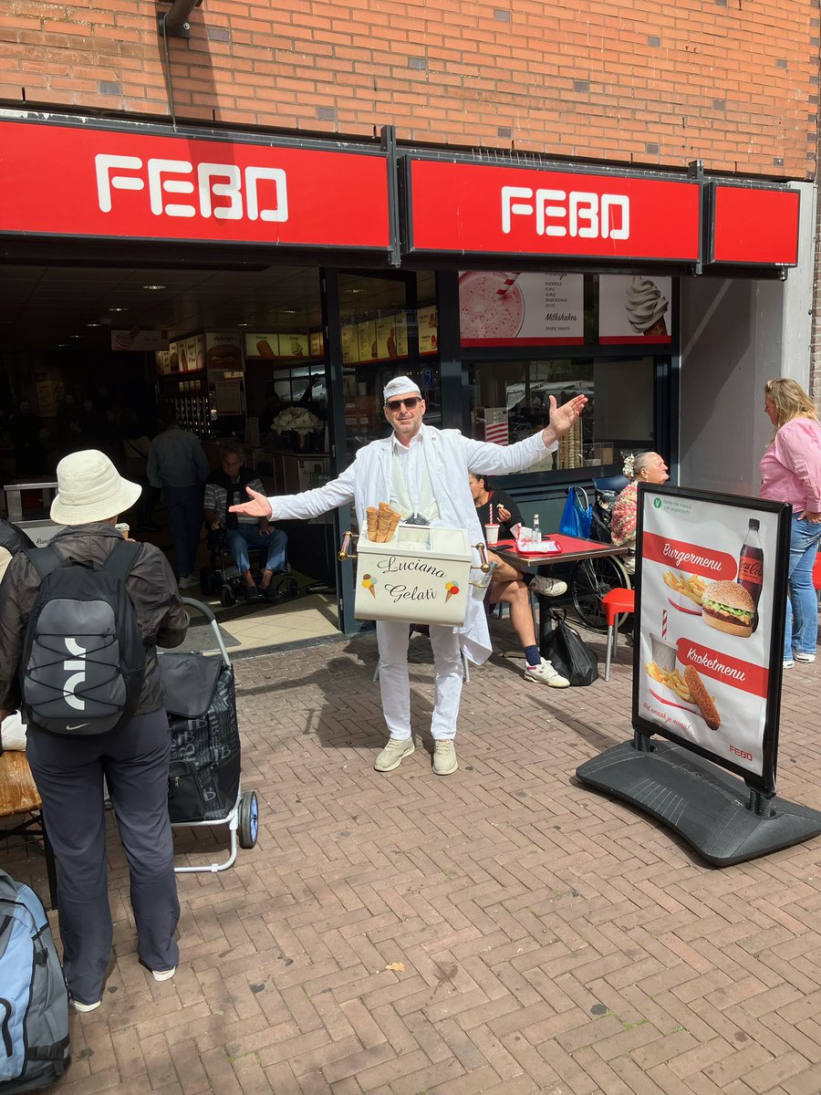 Vandaag, zaterdag 23 augustus 2025 waren wij weer te gast op de Eerste van Swindenstraat in Amsterdam. Dit keer met de zingende ijscoman die met zijn Italiaanse operamuziek ijsjes uitdeelde.
