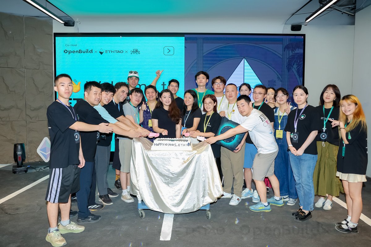 Community Driven依旧是大学生入局web3的最好方式
昨天今天在ETH深圳，发现是 <a href="/0xSZUBA/">SZUBA</a> 和 <a href="/OpenBuildxyz/">OpenBuild</a> 联合cohost的，也来了 <a href="/BlockchainZJU/">ZJU Blockchain Association</a> 和江软链协的一些人。交流下来发现大部分在场大学生都是通过链协了解到web3的，有的也因此找到了高薪远程实习🤔十分值得我们交流学习 <a href="/ByteNeko_2025/">ByteNeko BlockChain Club</a>