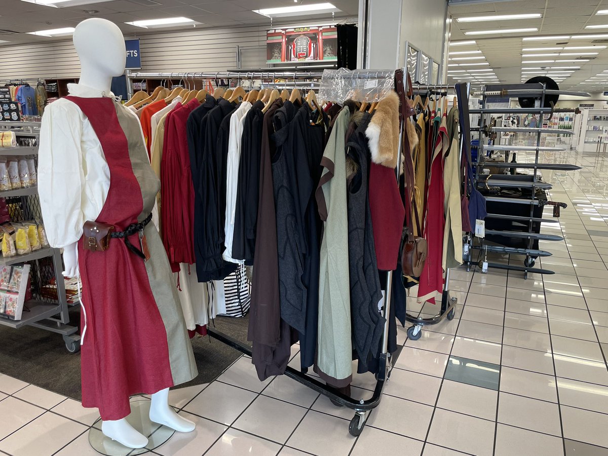 今日は横須賀海軍基地にLARPのギアが到着しました。D&amp;DをプレイしているのでLARPに興味を持っている人がたくさんいます!