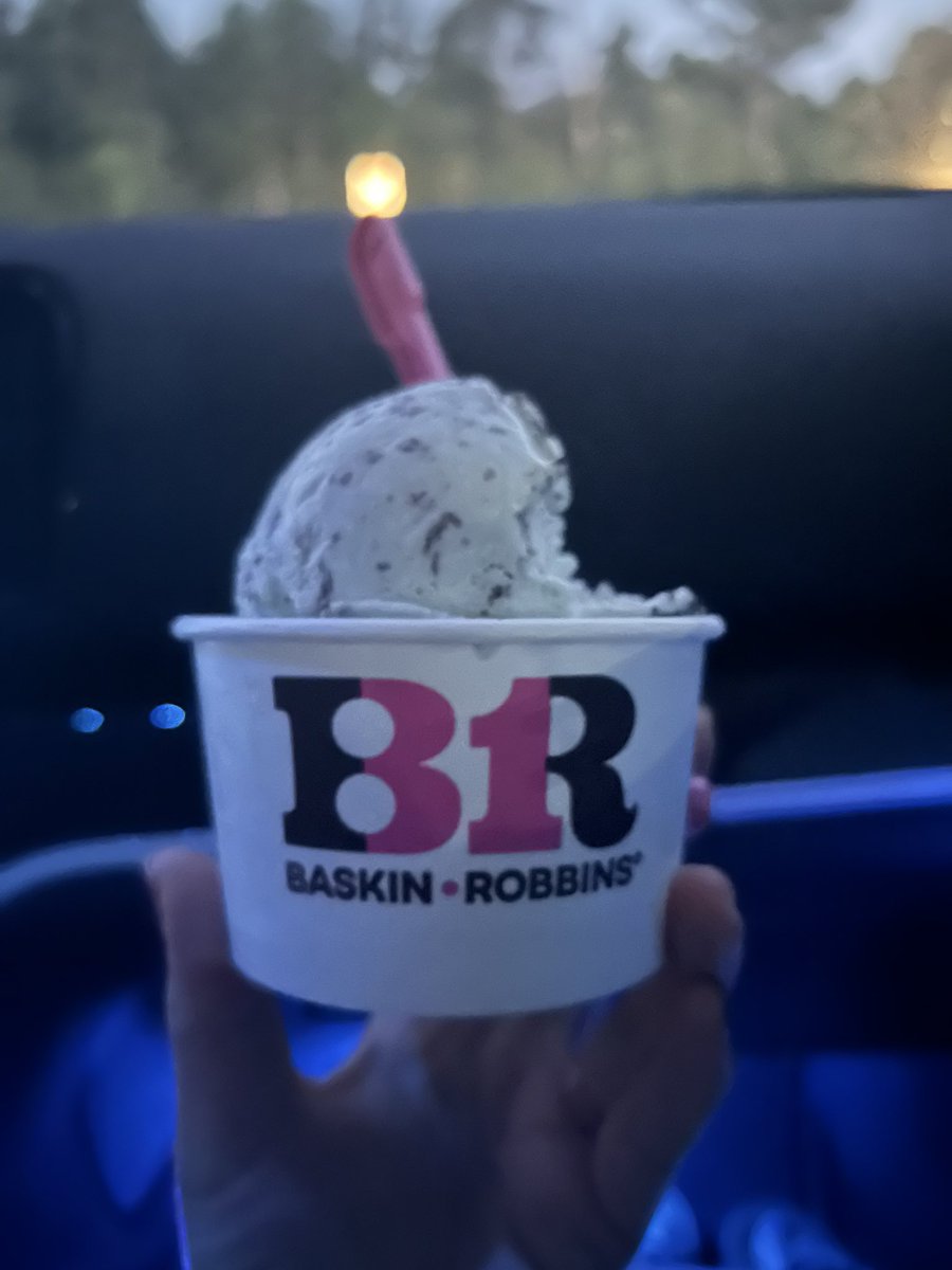 My well deserved ice cream チキンナゲット偉すぎたから、アイス食べに来た😆 チョコチップにしたら、夫が何回も「ジュリチャーン！ナニガスキー？🎶」って言ってきてめんどくさい笑