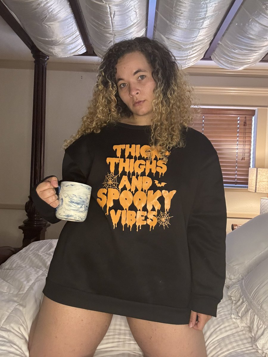 Tell me are you a ‘coffee in bed’ ☕️ or ‘wake up with oral’ 👅 type