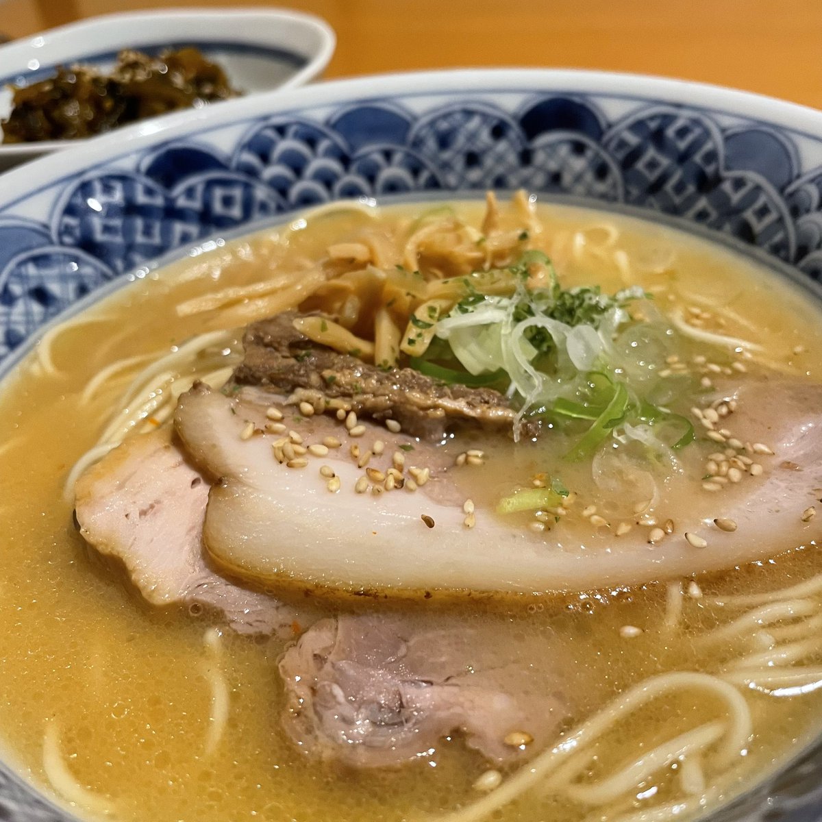 sutofukin's tweet photo. #八戸 #青森 #ラーメン #魚櫓魚櫓 #あら炊き中華そば魚櫓魚櫓 #白味噌とんこつラーメン #やっと食べられた #味噌としても　#とんこつとしても　#これまで食べた中の最高の一品　#高菜で味編　#あっという間の完飲　#ありがとうございました　#八戸ラーメン #八戸グルメ https://t.co/mPzc3hAYR7