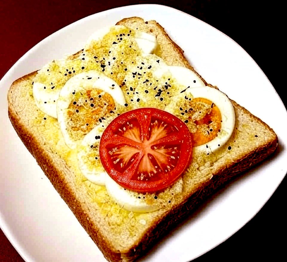 おはようございます♪

8/24(日)の朝です♪

2度寝してしまいました。

冷蔵庫の卵を消費させたいからトースト
に使いました！

あと、スライスしたトマトも一切れ残ってたからついでに乗せてしまいました。

さぁ！明日から職場復帰だぁ👩🏻‍🚒👍😉