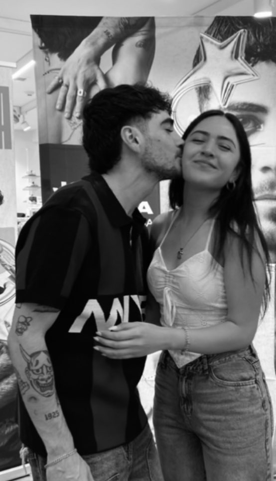 como encuentro la seguridad,que solo tus manos me dan…❤️‍🩹
 <a href="/JosDice/">Jos Canela</a>