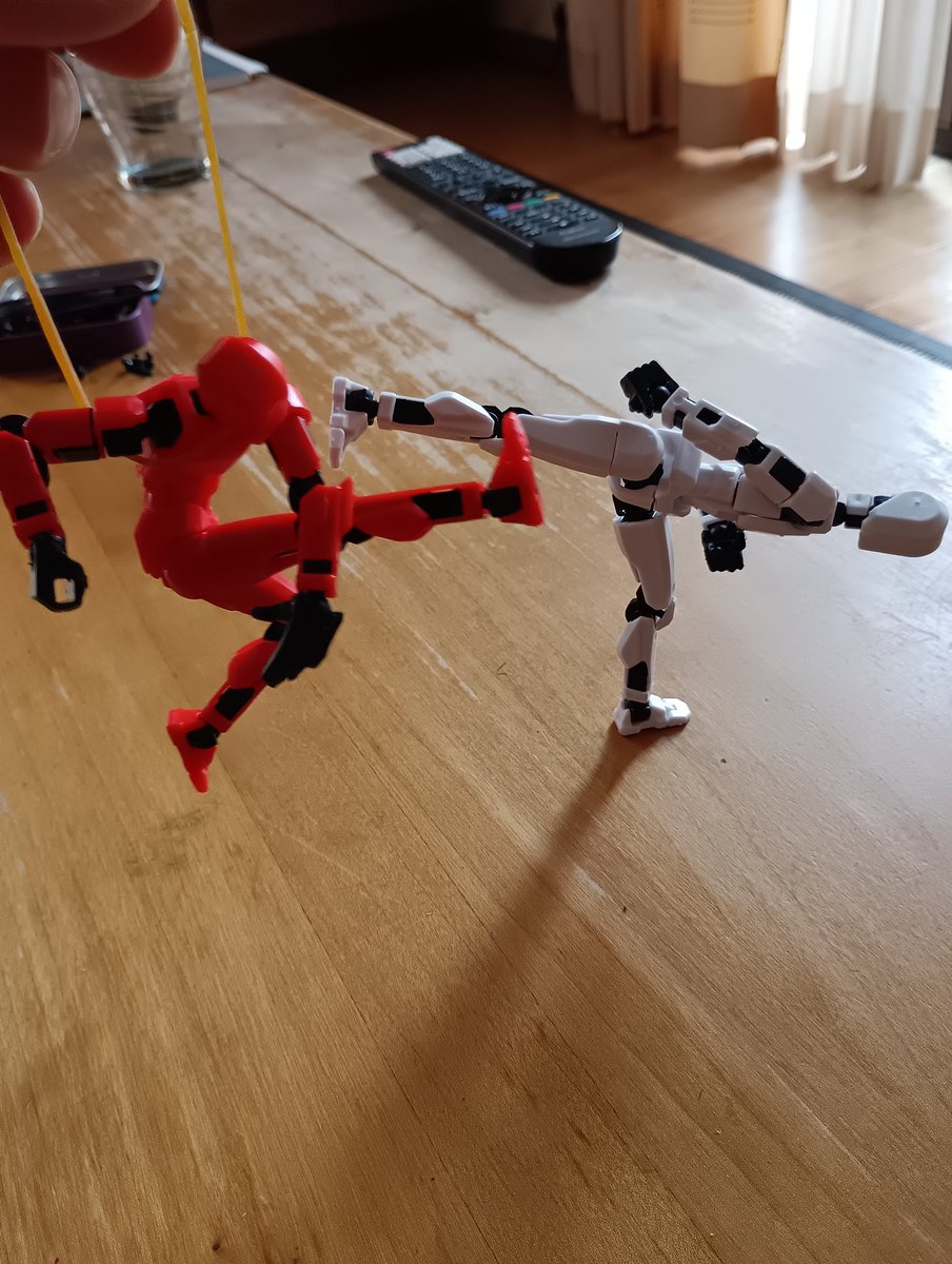 100均フィギュア
クラックシュートvs上段足刀蹴り
かなり自由度が高いねコレ。