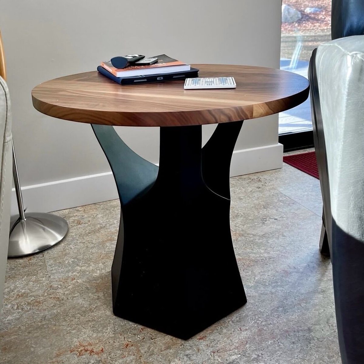 HardtwoodUS's tweet image. Modern walnut round side table with a sleek black steel base - perfect for contemporary living spaces.

#HardwoodTable #WalnutFurniture #ModernDesign #HandcraftedWood #CustomWoodworks #MadeInNY

Web Address:
👉 hardtwoodus.com