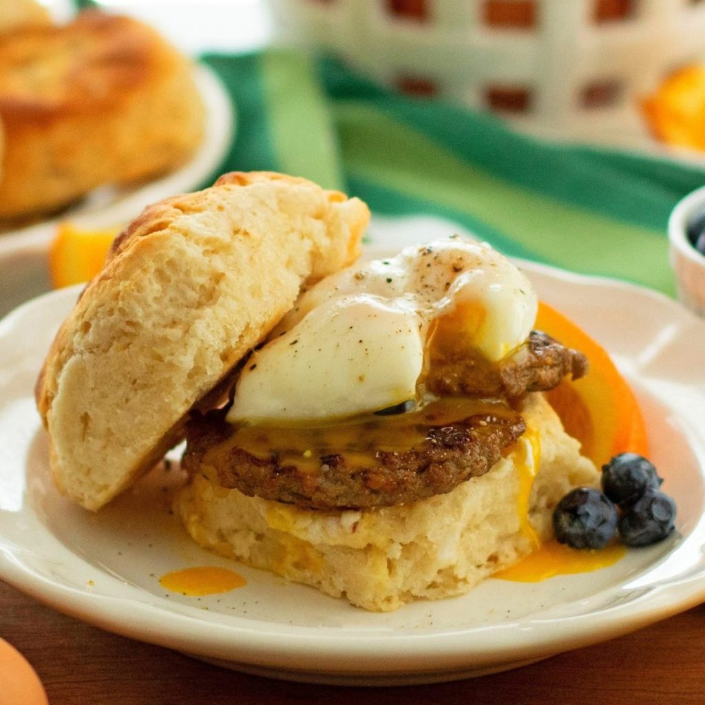 Melissa_MSSK's tweet image. Start your day right with this quick and easy Microwave Poached Egg recipe! Ready in minutes, these perfectly poached eggs are ideal for busy mornings. #poachedeggs #eggs #microwavecooking #breakfast #backtoschool melissassouthernstylekitchen.com/microwave-poac…