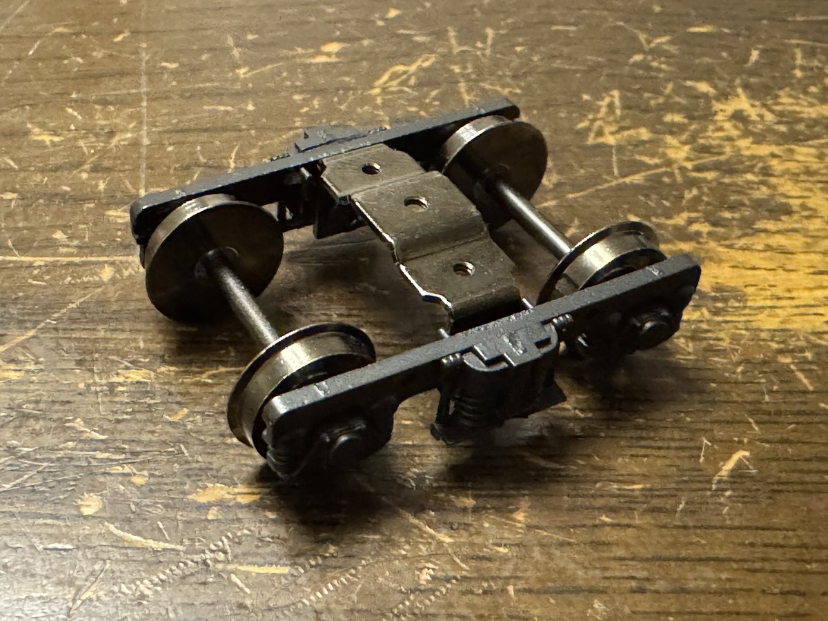 eneloop721's tweet image. 【ひとり言】PLUMの車両キットにMPシステムの台車、動力を組み込んで走行化させたいが、あの床板の構造がネックになってると感じてる方、少なくはないはず。

そこで、それに対応する床板アダプターを作れればと考えているのだが・・・

果たして需要はあるのだろうか？