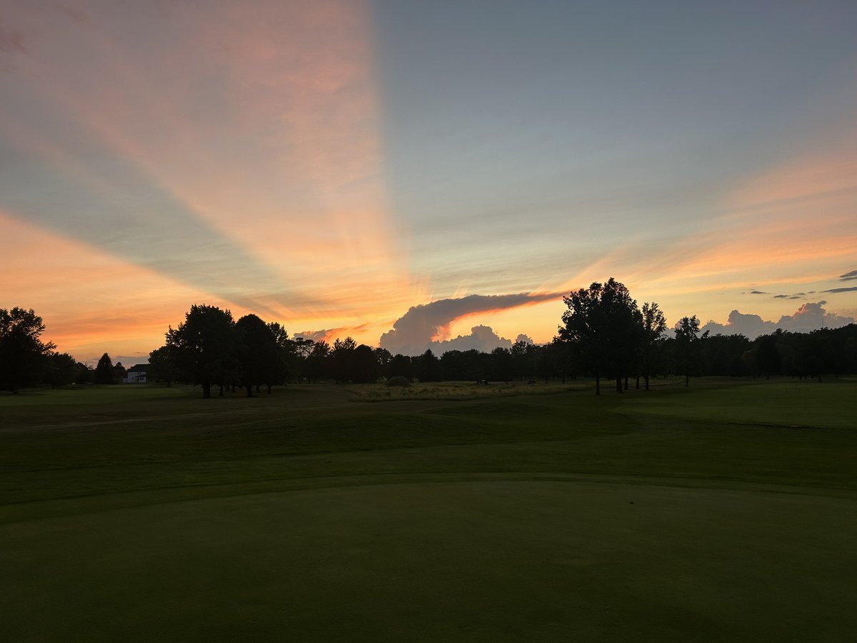 Beautiful #sunset tonight from the 7th green of <a href="/stonycreekgolf/">StonyCreek Golf Club</a>. #3puttpar