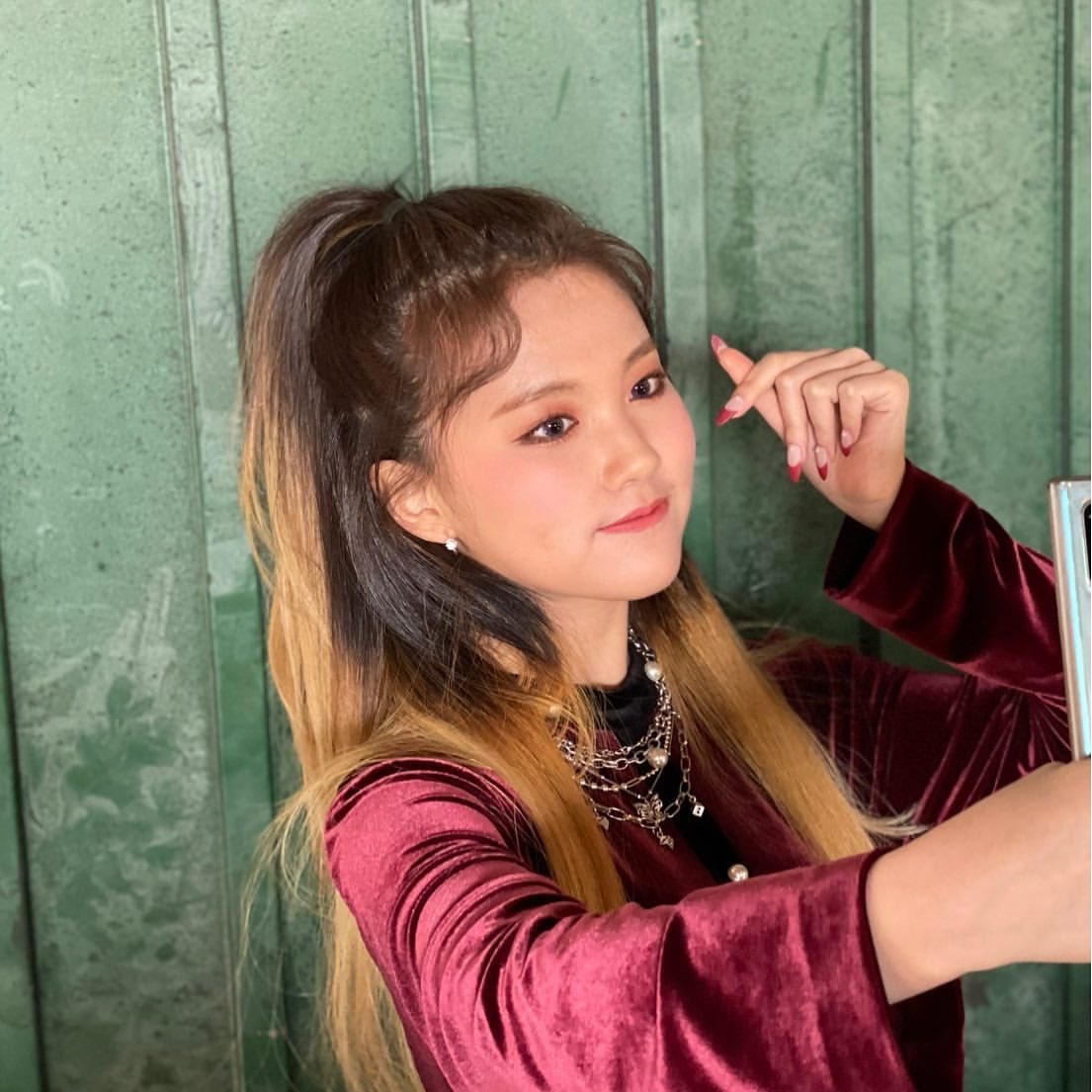 creativcore's tweet image. con este look puedo decir #欢迎·ꕨ𝑂𝐥ympu𝕤, ya ando saludando a la mejor era de todas y no le pienso decir adiós ♡👋🏻 #𝑏e𝕣e·𖤓迎·𝚖u𝕤e me tuvo todo este tiempo emocionada y ahora no voy a dejar ir este momento por nada en el mundo oᆽo

𝔴ave 𝟚 ⋆✿｡𓏸 ˚ #𝚅ahn