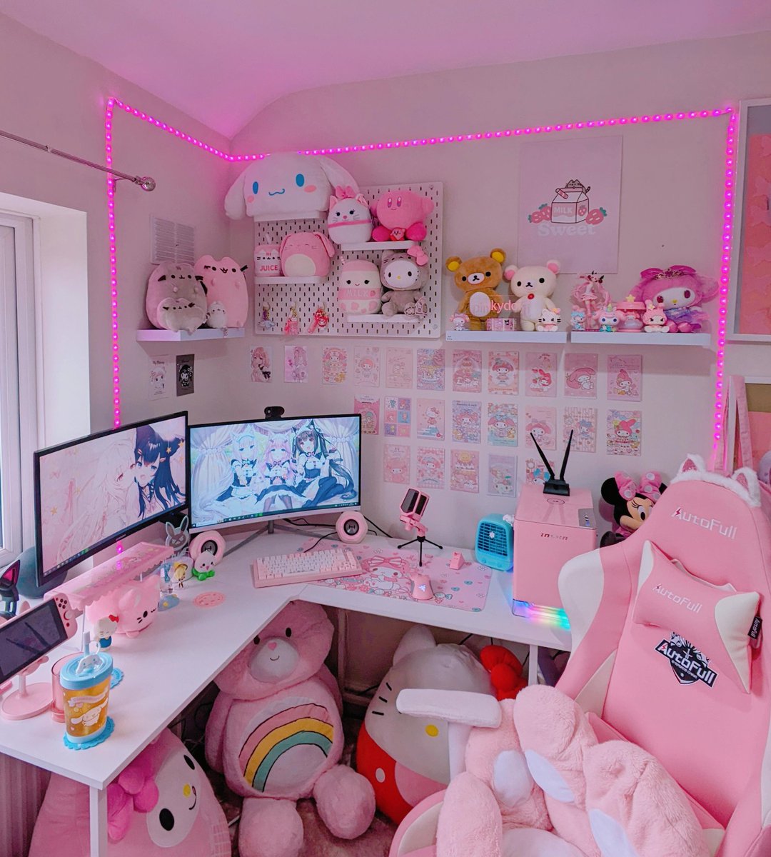 postpunkdriver's tweet image. My desk looks like this so that hers can look like this