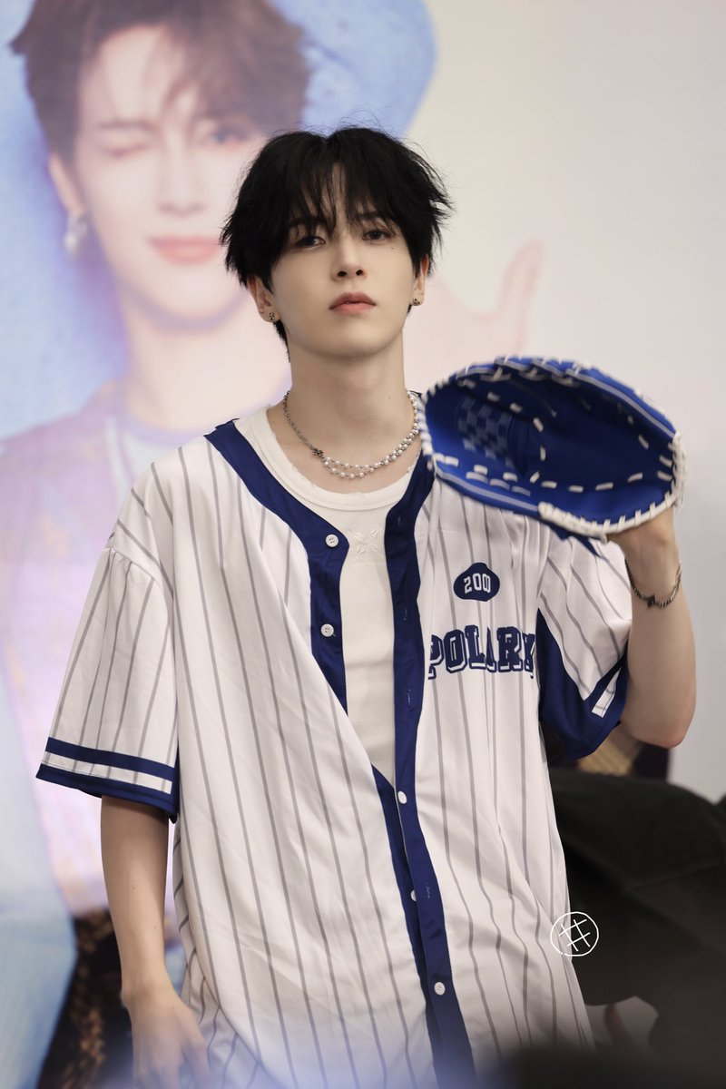 melonpan000516's tweet photo. 250823 팬사인회

시구하면…

#이준혁 #LEEJUNHYUK #李埈赫
#폴라릭스 #POLARIX #イジュニョク #JUNHYUK https://t.co/tOaXTJ1vaU