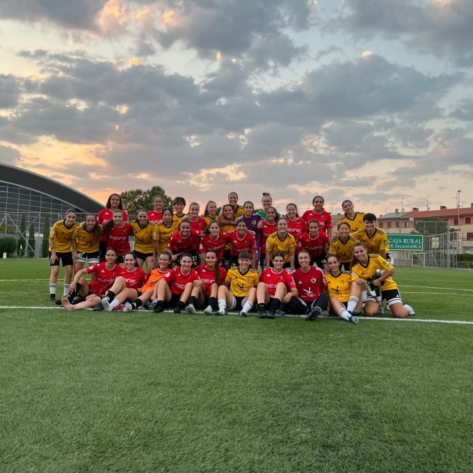 CacerenoFem's tweet photo. ⏰ Al acabar el partido, las jugadoras de Cacereño Femenino Atlético y CD Salamanca se han hecho esta foto para inmortalizar la unión y el compañerismo tras el amistoso.

🫶 ¡Gracias por el buen trato y suerte para la temporada, @cdsalamancaff ❤️! https://t.co/azdsClgaiu