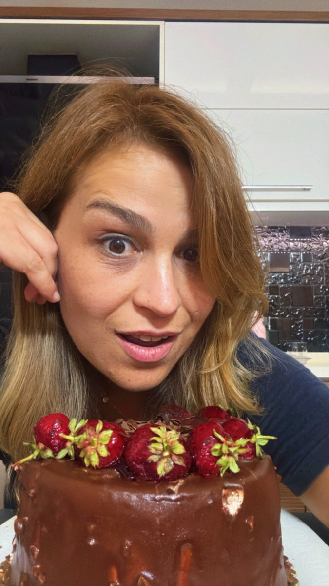 Dün doğum günüm için pasta gelmiş. 
Çocuklar ben evde yokken dayanamayıp epey büyük bir kısmını yemişler. 
Sonra da oturup ağlamışlar. 
Annem daha fotoğraf çekinmediiiii
Niye yedik biz bu pastayıııı
Ühühüüüü
….
Neyse ki, Mission completed!