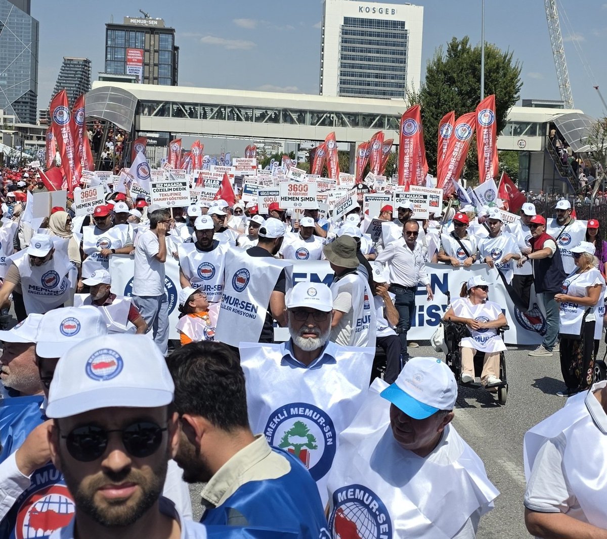 talatyavuz29's tweet photo. ***NEDEN COŞTU BU GEZGİN?***

İsmail Koncuk, Kamu Sen’den tart edilmeden önce çok tartışmalarımız, kavgalarımız ve mahkemelerimiz olurdu. Eleştirilerime cevap veremez, hakaret eder, sonra da kendisi mahkemeye koşardı. İlginç olan ise hepsini de kaybederdi. Güzel günlerdi anlayacağınız. Tazminat kazandığı veya ceza aldığım tek davası olmadı. 

Sosyal medyasına bakacak olursak, devam eden 8. Dönem Toplu Sözleşme sürecinde, yeniden coşmuş Sayın Vekilimiz. Ne diyor diye baktım, yine kuru gürültüden ibaret. 

Yetkili sendika hakeme gitmesin, gitmedi, üye vermesin. Ne olacak, üye vermeyince? Memur zammı meclise gelecekmiş, mecliste de muhalefetin üstün gayret ve çabaları ile hükûmete rağmen yüksek zam vereceklermiş. 

Soralım, hangi cüsseyle yapacaksınız Sayın Koncuk? Millet size yetki mi verdi? Mevcut vekil sayınızla şimdiye kadar, hükümete rağmen etki ettiğiniz bir kanun oldu da biz mi duymadık?

Bütçe kanununa yön verebileceğinizi düşünüyorsunuz sanırım. İlkokulda matematiğiniz nasıldı, hatırlıyor musunuz? Bırakın bu işleri, siz işinize bakın, siyaset performansınızın da sendika performansından farklı olmadığını görüyorum.

Sayın Koncuk, memur toplu sözleşmesi sadece oransal zam teklifinden oluşmuyor. Bine yakın diğer taleplerimiz de var. Biz hakemi tartışmaya açarak kanunu değiştirelim diye yürüttüğümüz süreci güçlendirdik. 

Bu süreçte de memurları düşünerek, kazanımlarımızı korumak için önlem aldık. Sizden bir şey beklemiyoruz, siz rahat olun, kendinizi yormayın bence.

Size bir tavsiyem olsun, anılarınızı yazın. Yazın ki tarih bir sendikanın, siyasetin oyuncağı haline nasıl geldiğini unutmasın. Sendikacılık adına bir kara leke bırakarak gittiniz, unuttuk zannetmeyin. Bir de kalkmış bize, “İktidarım çok yaşa!” göndermesi yapmışsınız. 

Hangi yüzle yazdınız merak ediyorum. Sicilinize bakın ve susun. İradesiz, esir ve tutsak halde yaptığınız sendikacılık döneminizden, yetkili olduğunuz dönemden, altında imzanız olan bir kazanım paylaşın da size güvenelim.

Size cevap aşağıdaki resimde gizli, anlayabilirseniz.