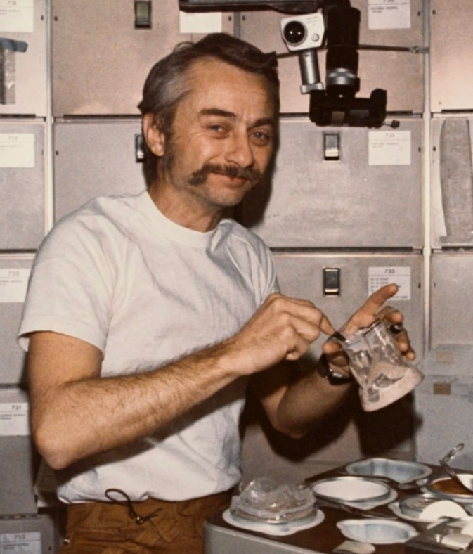 Největší vesmírný vtip v historii

435 kilometrů nad Zemí. Rok 1973. To, co se chystá stát, nikdo nečeká.

Owen Garriott si spokojeně mnul ruce, zatímco plaval v beztížném stavu uvnitř vesmírné stanice Skylab. Čekal na tuto chvíli už tři měsíce. V ruce držel malý kazetový