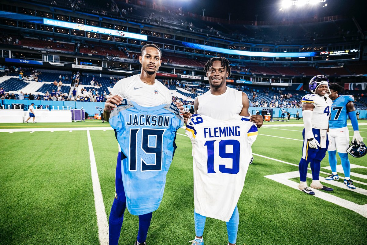 The #NFLWave representing for Vikings @ Titans! 🌊

#UptownFootball