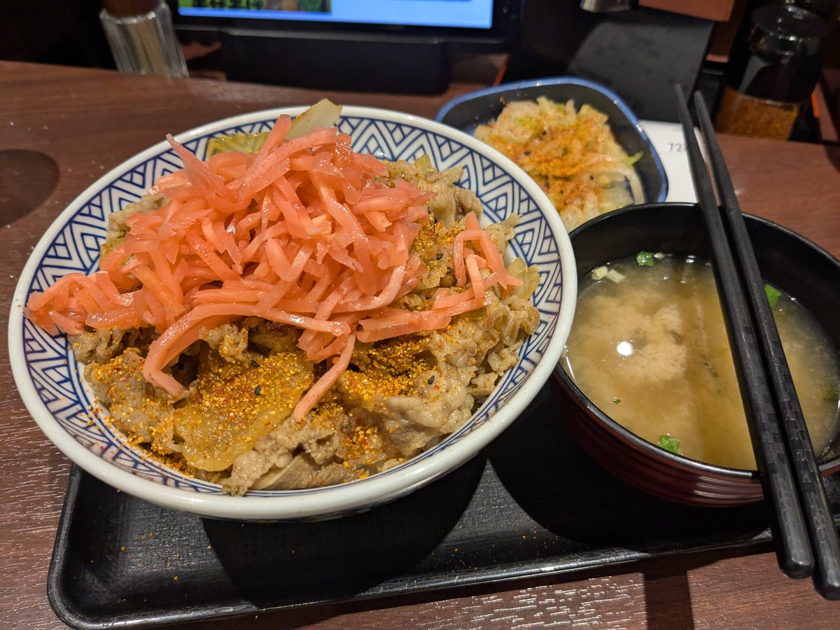 ビショと⛳️朝練した後はのご褒美は…もちろん🍚吉野家で「🐮朝牛あたま大盛お新香セット」たまらんねぇ〜🤗それにしても👀がボヤケて🚘️オッカねぇー😱ヤバいね飛蚊症…💦