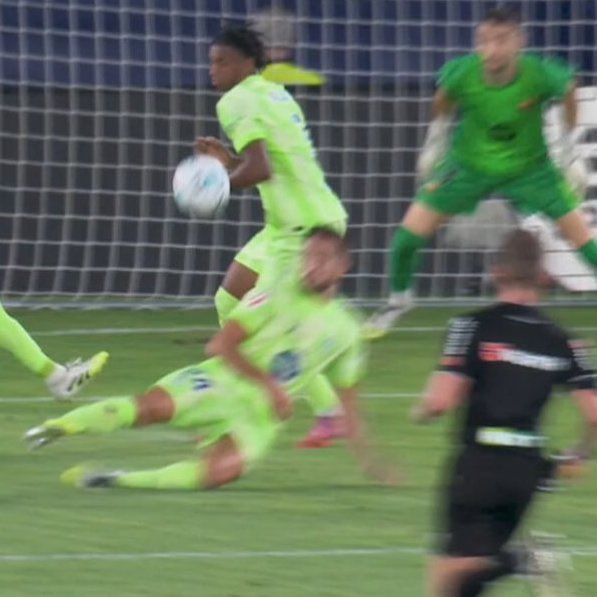Mismo arbitro, 

diferente criterio.