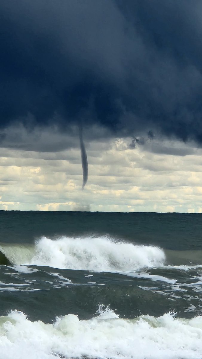 MeteoprognozaPL's tweet photo. Dzisiejsza trąba wodna w Ustce fot. Małgorzata Wąchal. https://t.co/zNys6wsy5V