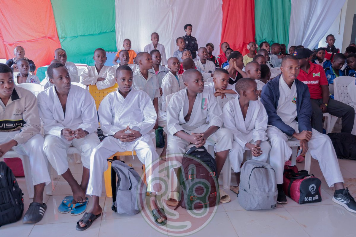 RTNBurundi's tweet photo. Le Président de la #FEBUKA, Sylvain Nzikoruriho a indiqué que ce championnat permet non seulement d’identifier les forces et les faiblesses des athlètes, mais aussi de préparer les meilleurs en vue des compétitions internationales. Deux Burundais sont déjà attendus au prochain championnat du monde en Égypte.
Le karaté, un sport éducatif et porteur de valeurs
Le Président de #FEBUKA, Sylvain Nzikoruriho, a insisté sur la dimension éducative et morale du karaté. Il a rappelé que ce sport, basé sur la discipline et le respect, combat les clichés négatifs et encourage les jeunes, en particulier les filles, à s’y engager. Il a souligné les bienfaits physiques et psychologiques de la pratique régulière de ce sport, le considérant comme un véritable levier de développement social.
Un manque criant de matériel freine le développement de ce sport
Malgré cet engouement, le karaté burundais fait face à un obstacle majeur : le manque d’équipements adaptés. Les tatamis, protections, casques, gants et autres matériels de compétition, restent rares et coûteux, car souvent importés.
« Ce déficit limite la progression des jeunes athlètes et leur préparation aux tournois internationaux », a regretté le Président de la fédération, appelant les autorités et les partenaires à soutenir davantage la discipline, notamment par la construction de dojos et la fourniture d’équipements.
Un avenir prometteur pour le karaté burundais
Ce championnat qui a mobilisé plus de 200 participants, illustre la popularité croissante du karaté au Burundi. La fédération espère que les efforts conjoints des clubs, des autorités et des partenaires permettront aux athlètes de mieux se préparer et de représenter dignement le pays sur la scène internationale.
