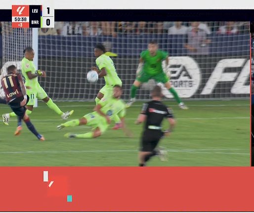 El mismo árbitro pito un penalti y el otro no.

Adivinad cuál.