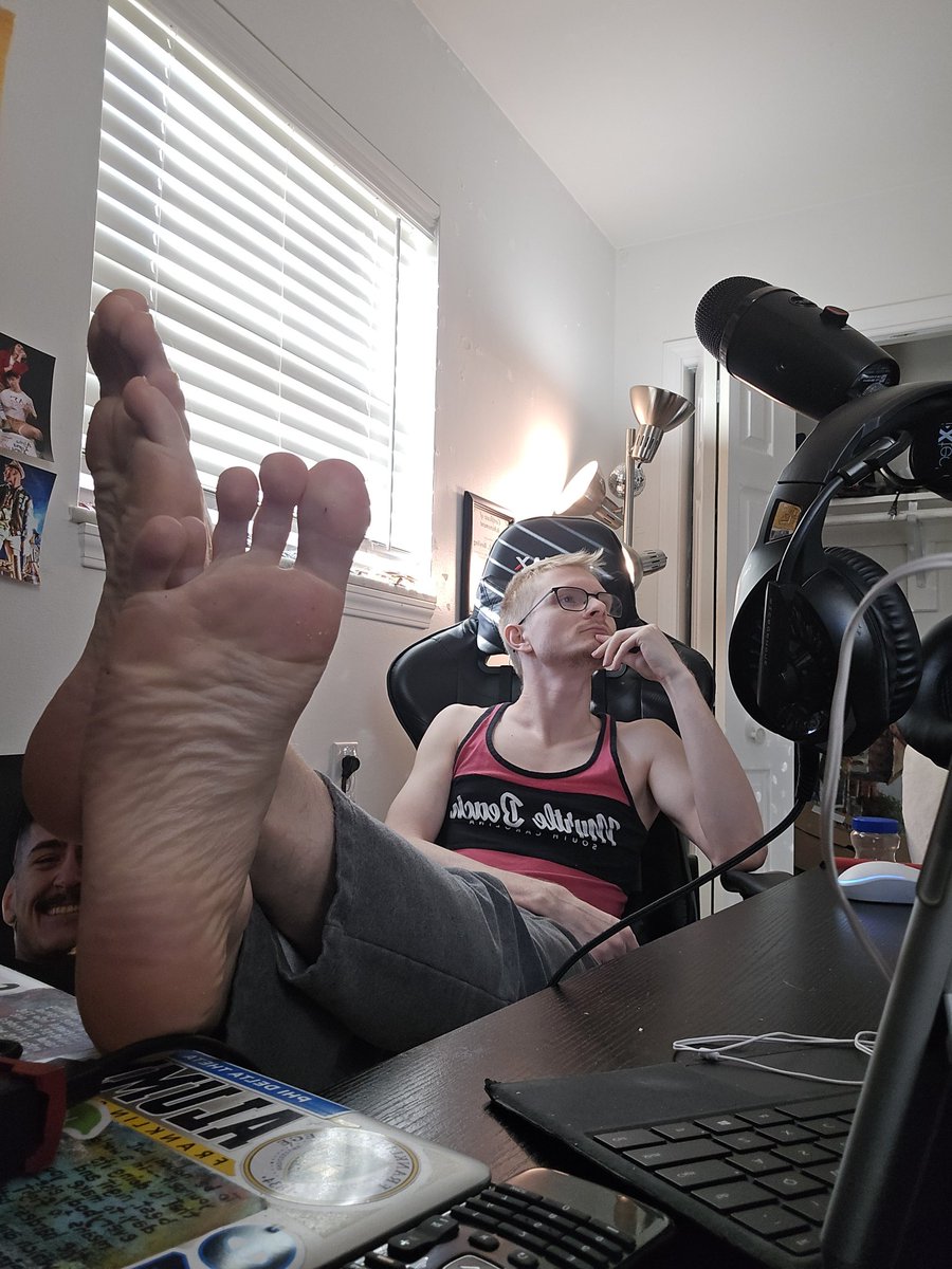 Editing videos from my last few sessions and vibing in a space. Get serving my big feet.