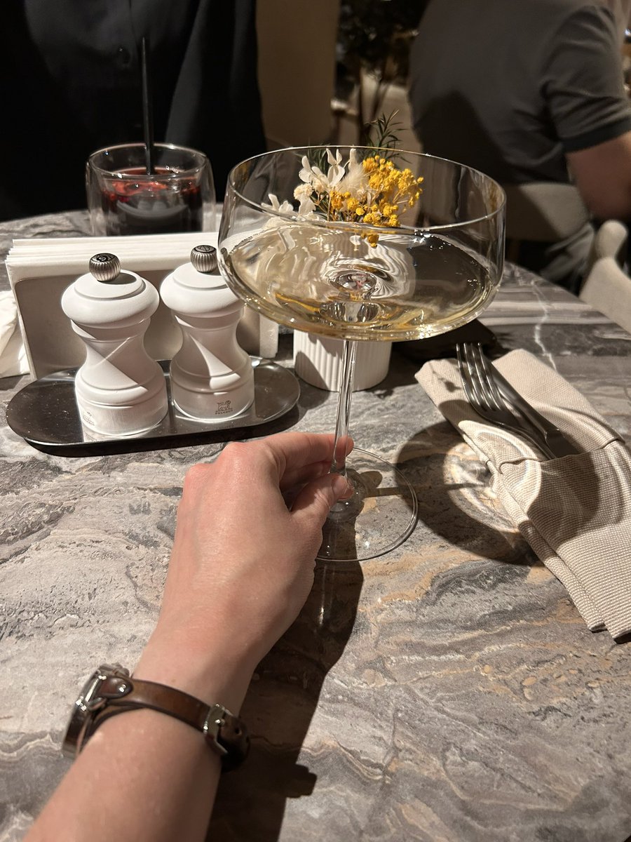итак 
мне сегодня впервые принесли игристое в таком бокале, и это ужасное преступление против игристого
пузырьки улетучились примерно сразу, свое просекко я не допила
