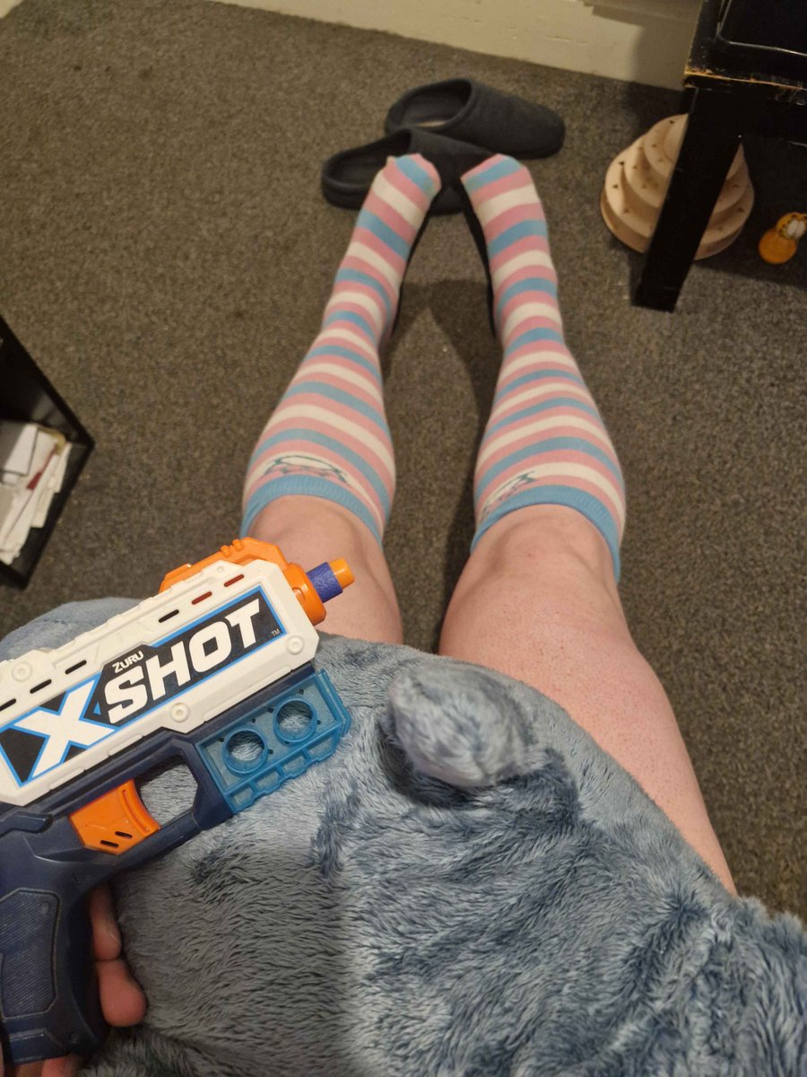 I got my <a href="/AngyPaws/">Angy Paws</a> on, shork on meh lap and gun ready, time to read manga till its way to late/early :3 

#trans #feet #angypaws