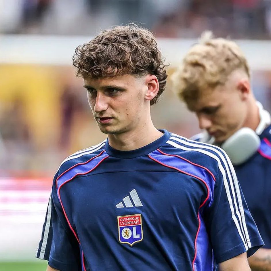 AnfieldSector's tweet image. Lyon fans are absolutely loving Tyler Morton! 

Proud. 🥲