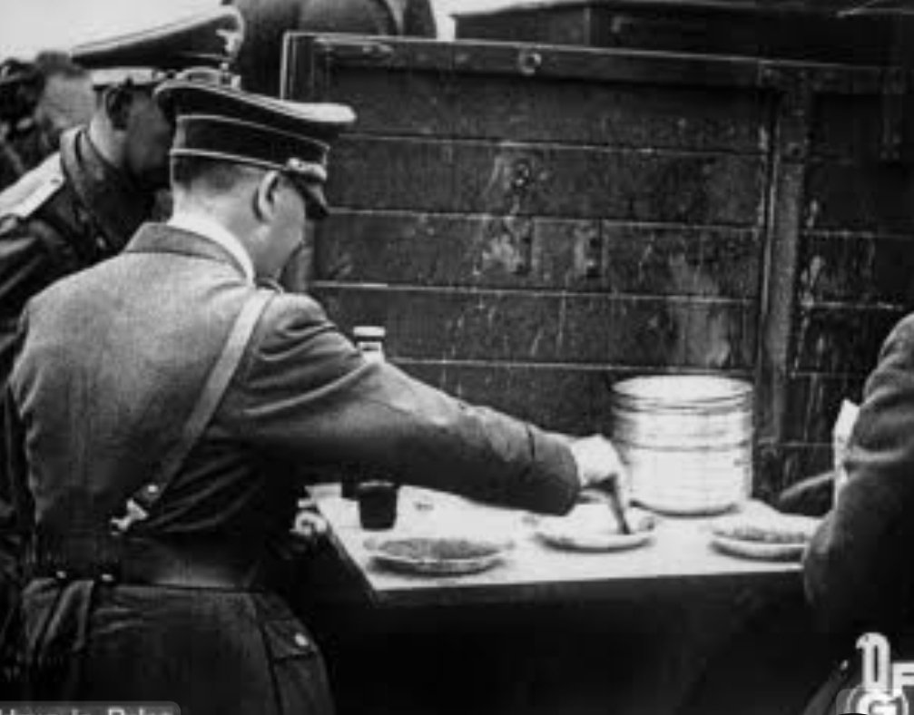 Üşenmedim, adolf hitlerin ekmek banarkenki fotosunu buldum