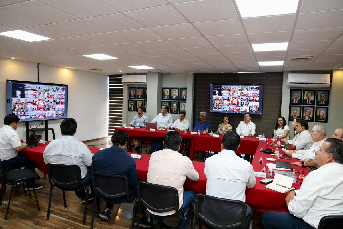 Reunión nacional de evaluación con líderes de los 32 Comités Directivos Estatales, presidida por <a href="/alitomorenoc/">Alejandro Moreno</a> y don Carlos Robles; presente el <a href="/MovPRImxOficial/">Movimiento PRI.mx</a> #Coahuila. 

El equipo de <a href="/manolojim/">Manolo Jiménez Salinas</a> con rumbo y #PaDelante, el 2026 gana Coahuila #EnTodasPartes.

#PRIUnido