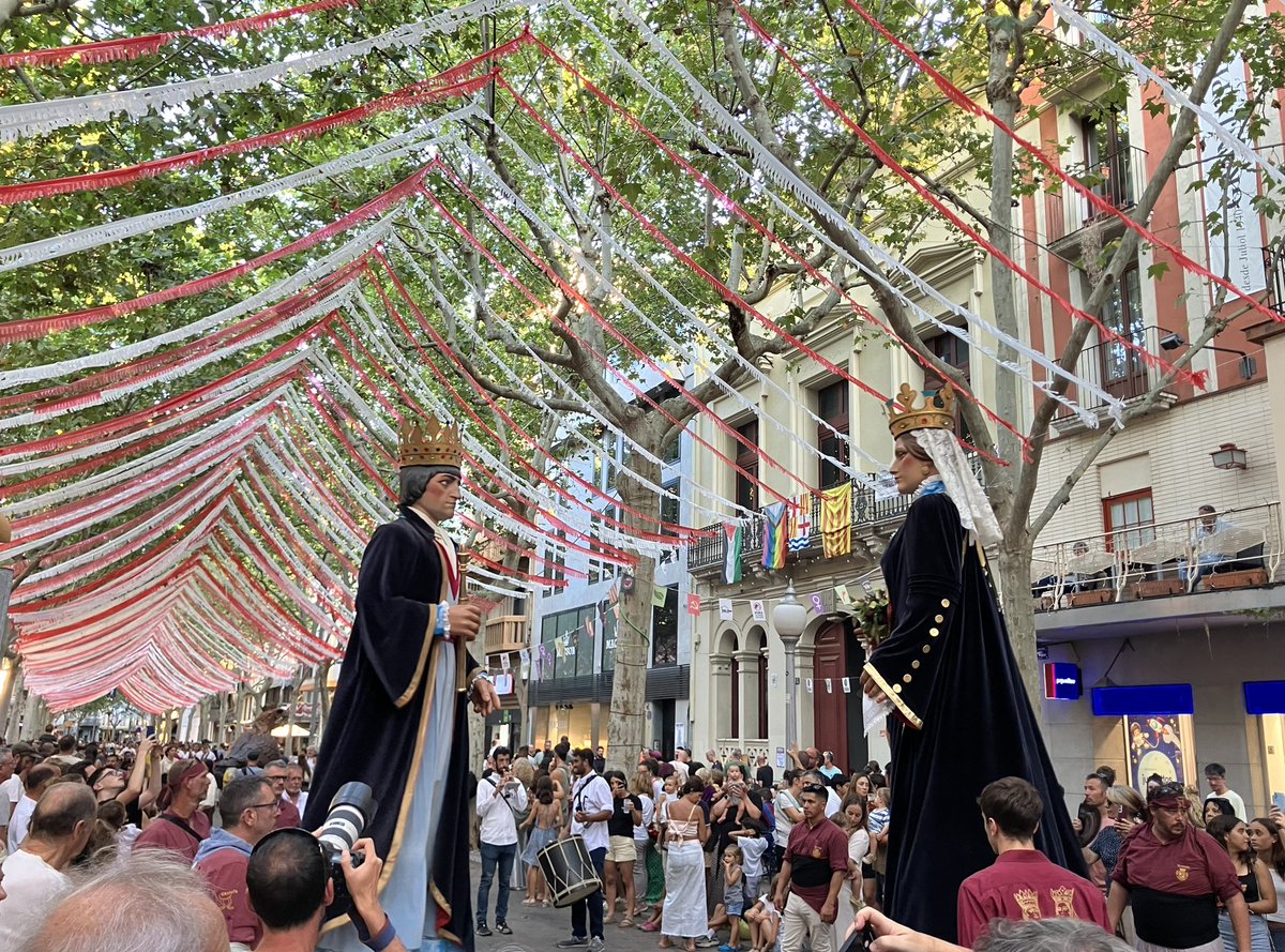Vigília de Sant Bartomeu amb final de la cercavila i inici de la Pasacalle des de la plaça de l’Ajuntament! Festa Major!! 🥳 #fmigd