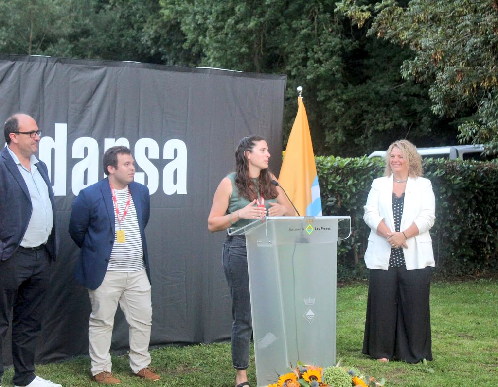 Recepció institucional del festival <a href="/esdansa/">Ésdansa</a> Ens ha acompanyat la directora territorial de cultura, Isabel Bernal, la diputada de la <a href="/DiputacioGirona/">Diputació de Girona</a> <a href="/IMMAMUDI/">IMMA MUÑOZ</a> el director territorial d'educació Miquel Macià, el president del consell <a href="/CCGarrotxa/">Consell Comarcal de la Garrotxa</a> <a href="/santireixach/">Santi Reixach</a> empreses, entitats