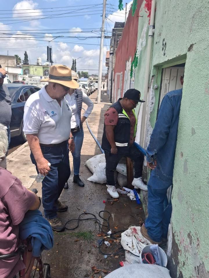 Los queretanos debemos estar unidos.; bajo la encomida del gobernador <a href="/makugo/">Mauricio Kuri</a> , equipo del <a href="/IFEQ15/">IFEQ</a> visitó a vecinos de San Pablo, proporcionando ayuda a los afectados por las lluvias. 

Recuerda seguir las indicaciones de las autoridades para cualquier eventualidad. #contigo