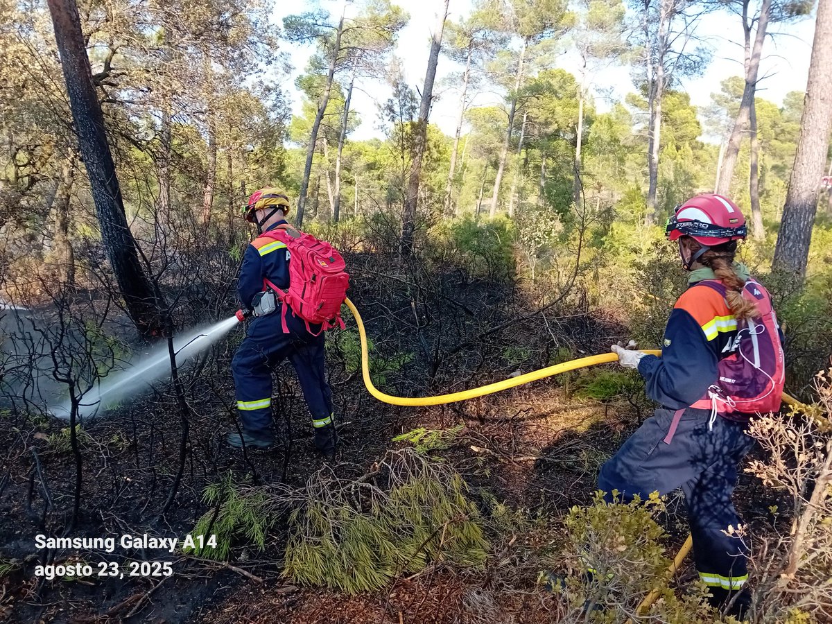 AdeneGeifa's tweet photo. 23/08/2025

Volvemos ha colaborar en la extinción del #IFEnguera de hoy producido por un rayo , entre casas de Requena y corral de Blai , con 8 voluntarios y 3 vehículos.

Gran trabajo de todo el dispositivo.

 #voluntarios #@adene #voluntariadoforestal https://t.co/HSFYKOdPK8