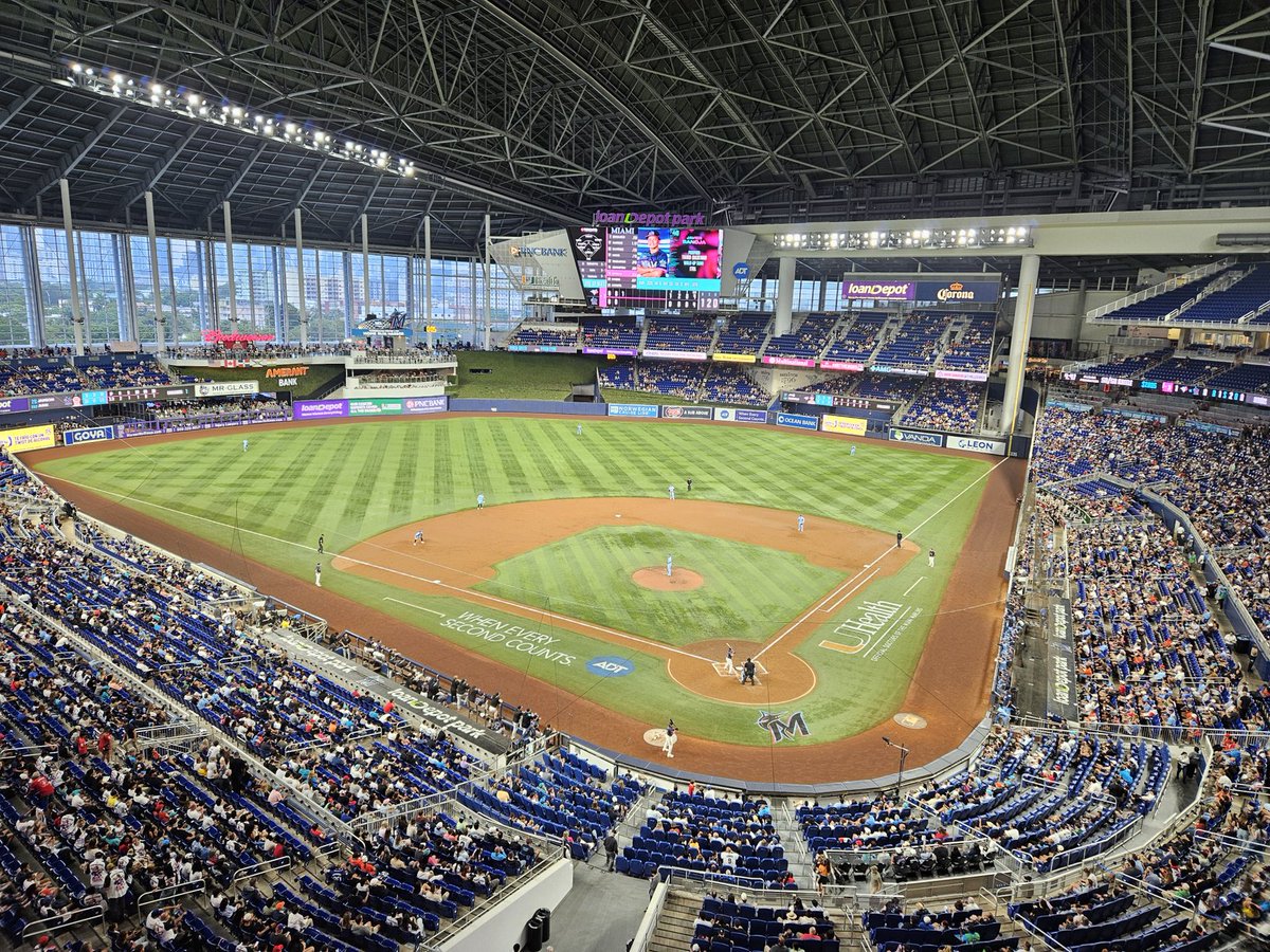 Rain and traffic didn't help but finally covering a #Marlins game tonight. Fish hosting the Toronto Blue Jays on Dominican Republic Heritage night. It's Junk vs. Berries as Miami hopes to even the series.

#marlinsbeisbol