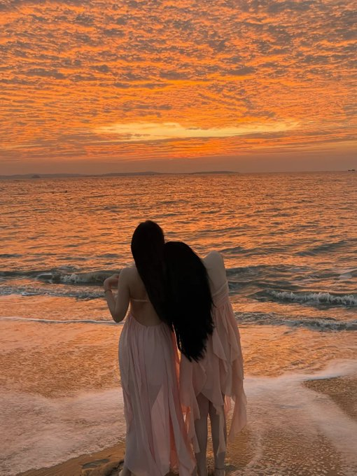 hammo2014's tweet image. The sun sets, leaving behind a colorful sky.🥰