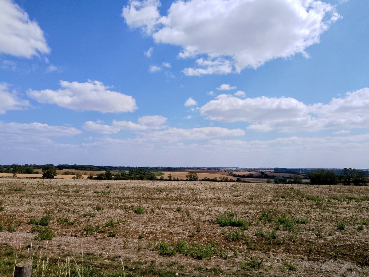 phil0073's tweet photo. Views across #FaxtonFields on the #Foxhall2HangingHoughton way in August .#PhilOnaBike #weekendwandering #FootpathFriday #clouds https://t.co/NN4KRXratJ