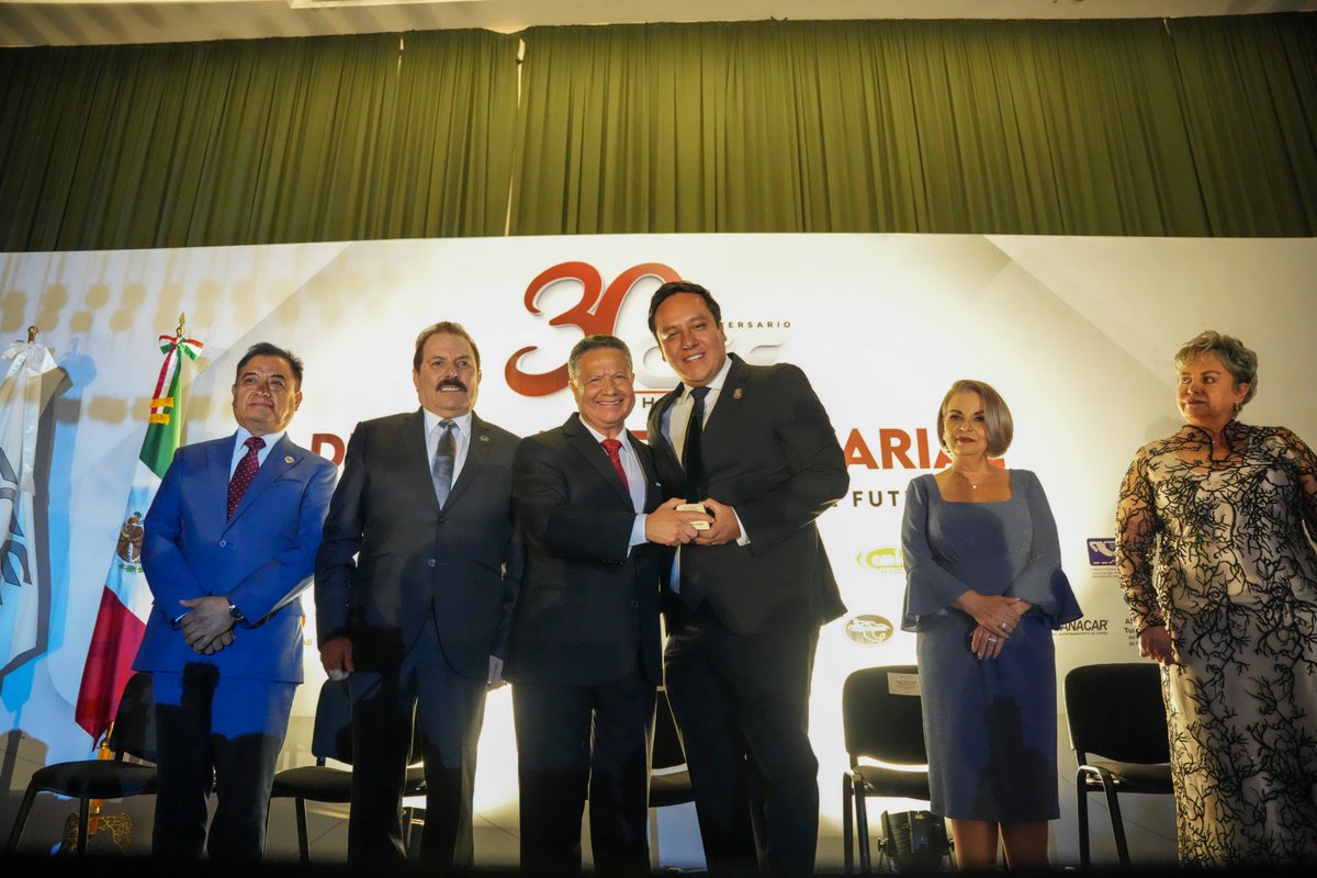 Julio Menchaca (@juliomenchaca_) on Twitter photo Fue un gusto celebrar el 30 aniversario del <a href="/CCEHidalgo/">Consejo Coordinador Empresarial de Hidalgo</a>, junto a mujeres y hombres que han apostado por Hidalgo y su gente.
Gracias a este camino recorrido, se han consolidado empleos y oportunidades para miles de familias.
Sigamos construyendo en equipo. ¡Felicidades! Fue un gusto celebrar el 30 aniversario del <a href="/CCEHidalgo/">Consejo Coordinador Empresarial de Hidalgo</a>, junto a mujeres y hombres que han apostado por Hidalgo y su gente.
Gracias a este camino recorrido, se han consolidado empleos y oportunidades para miles de familias.
Sigamos construyendo en equipo. ¡Felicidades!