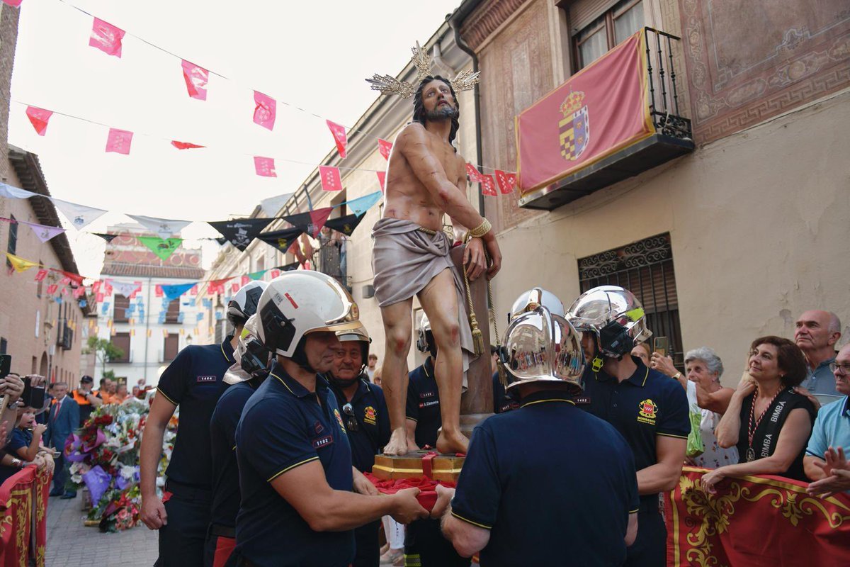 112 Comunidad de Madrid (@112cmadrid) on Twitter photo 🚒 Los #BomberosCM del #Parque22 de 📍Alcalá de Henares pregoneros de las fiestas del municipio, con motivo de su 50 aniversario.
Medio siglo al servicio de los alcalaínos y de todos los madrileños.
¡Felices fiestas! 🎉
<a href="/AytoAlcalaH/">Ayuntamiento de Alcalá de Henares</a>
#ASEM112 🚒 Los #BomberosCM del #Parque22 de 📍Alcalá de Henares pregoneros de las fiestas del municipio, con motivo de su 50 aniversario.
Medio siglo al servicio de los alcalaínos y de todos los madrileños.
¡Felices fiestas! 🎉
<a href="/AytoAlcalaH/">Ayuntamiento de Alcalá de Henares</a>
#ASEM112
