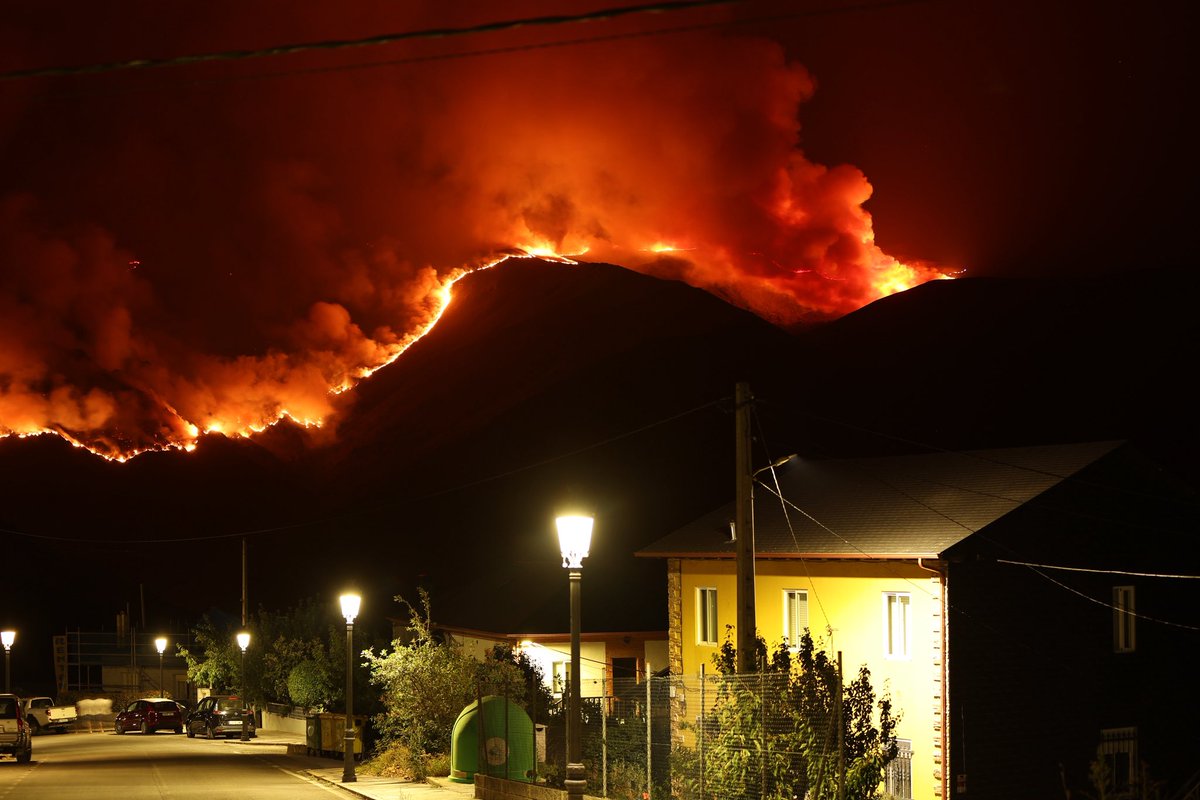 Así dejamos Casaio esta noche donde el fuego campa a sus anchas por los montes de Carballeda de Valdeorras. 
Comentan los vecinos que lleva ya varios días activo y sin control.