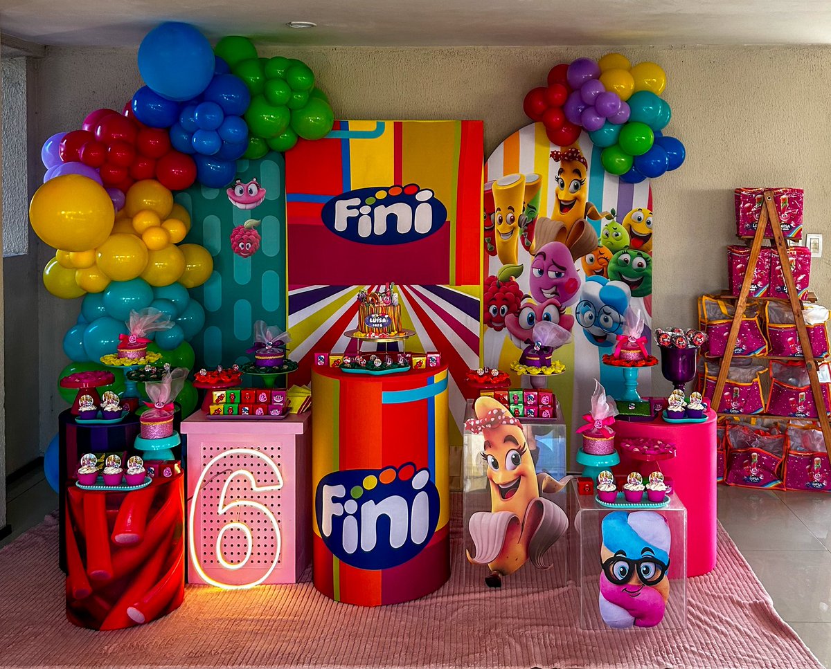 RenatoRatte's tweet photo. A Luiza é tão fã e viciada em Fini que até pediu o tema do aniversário todo da marca! 😂 @finibrasil ela merece um mimo de presente de aniversário de vocês, né? Kkkkk #TeamFini #FiniLovers https://t.co/xGQXTmGvQK