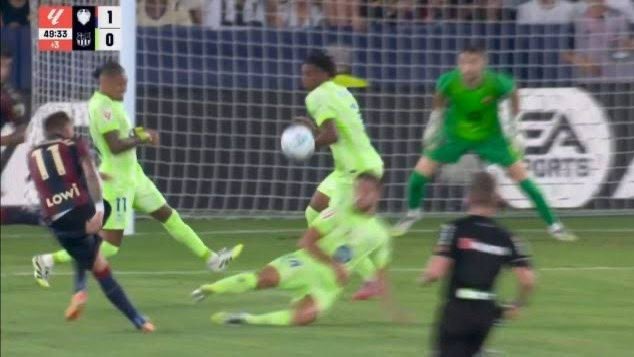 AlexisBolio4's tweet photo. Mismo árbitro pero ambas decisiones le afectan al Barcelona, lo de Hernández Hernández contra el Barcelona es impresionante. https://t.co/Nwy5uJuAKH